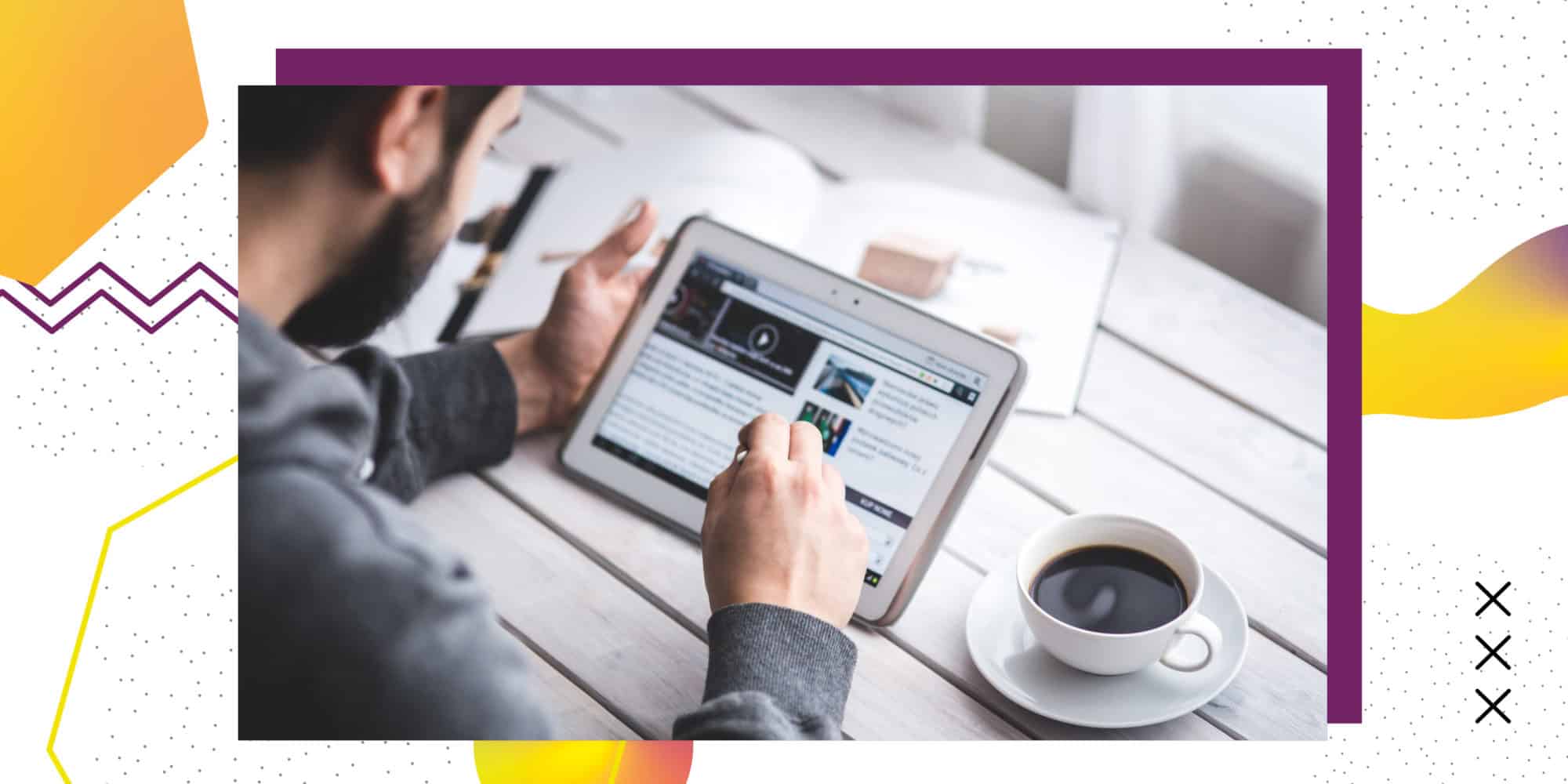 Mann liest Nachrichten auf dem Tablet