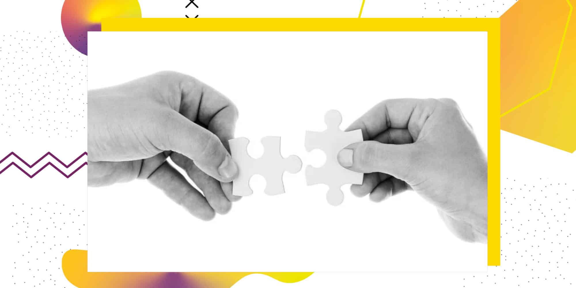 Zwei Hände, die jeweils ein Puzzleteil in der Hand halten, welche zusammen passen