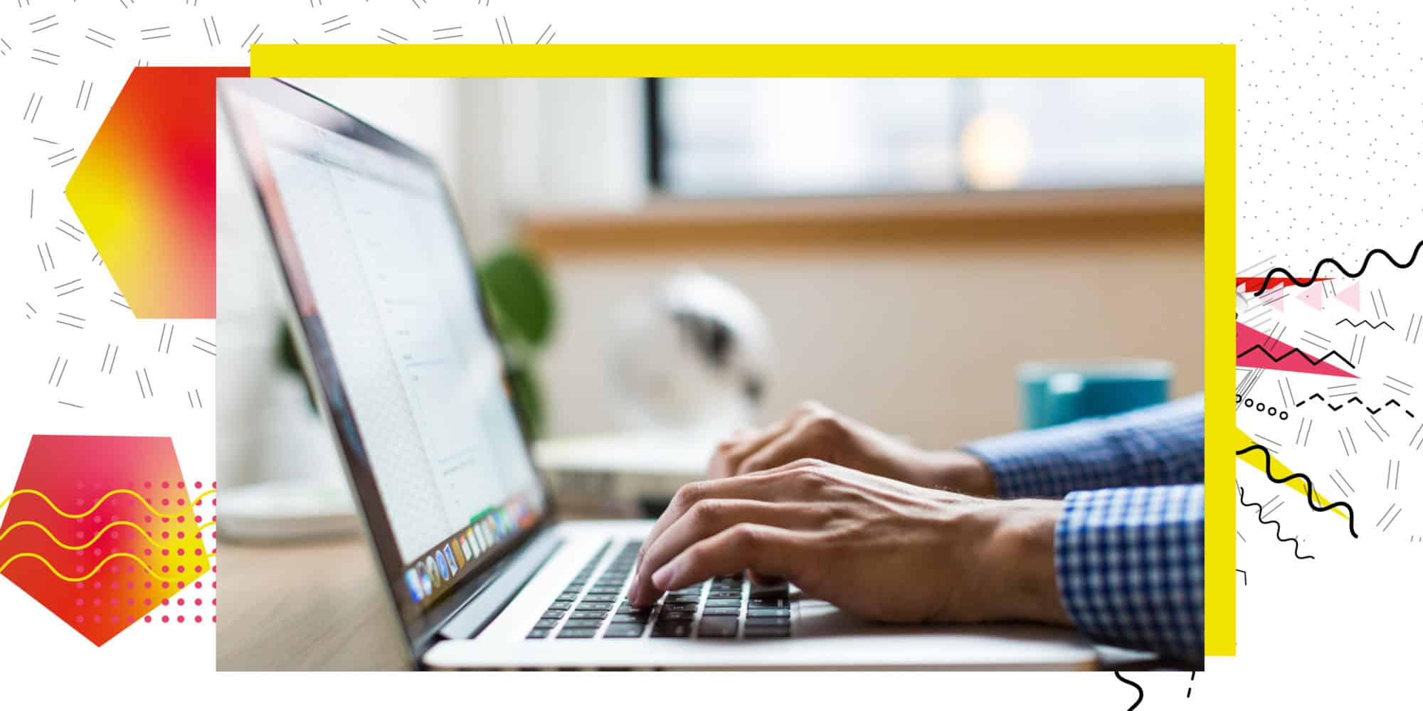 Eine Nahaufnahme vom Laptop an dem gerade gearbeitet wird