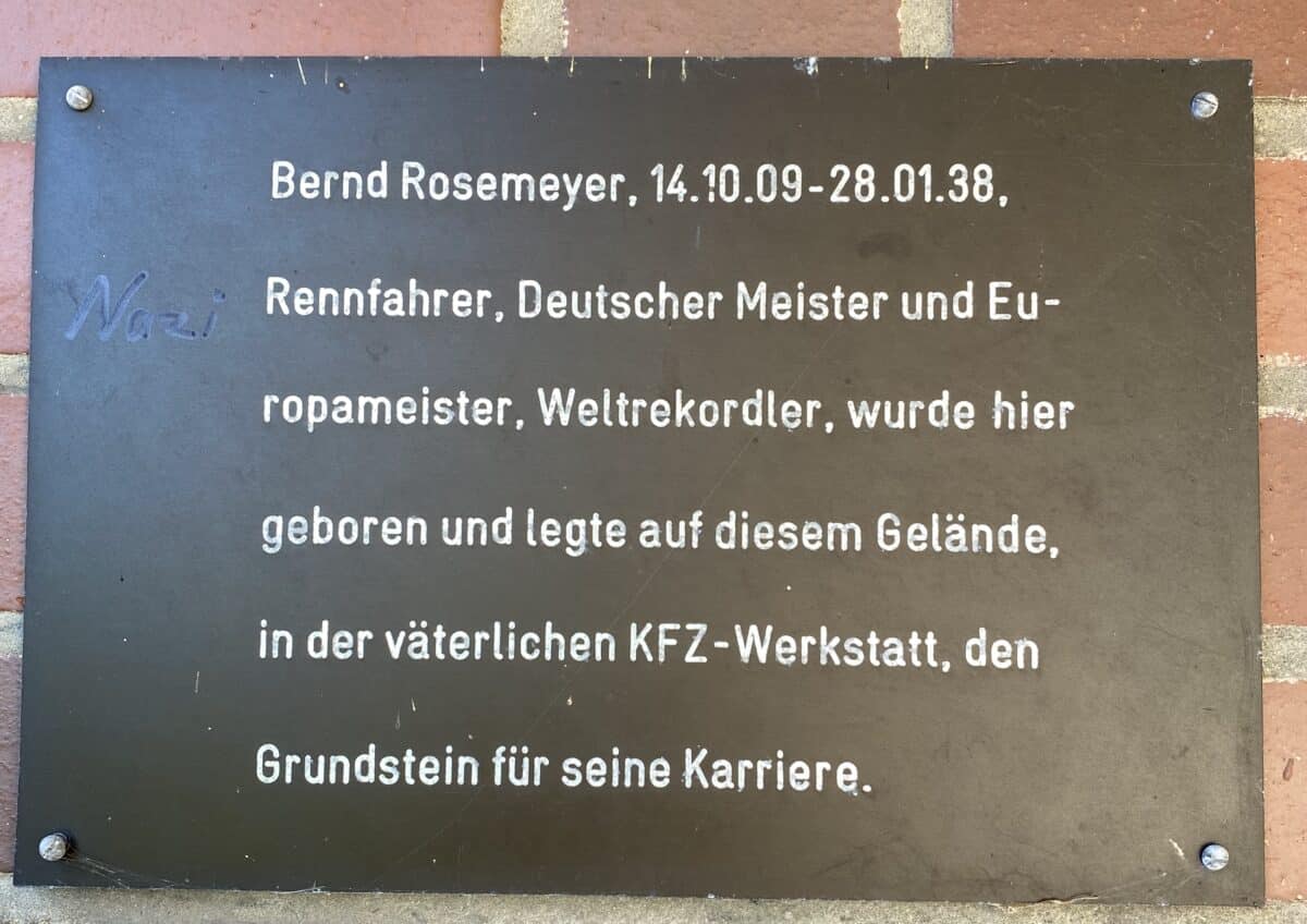 Gedenktafel mit einer Kurzbiografie von Rosemeyer