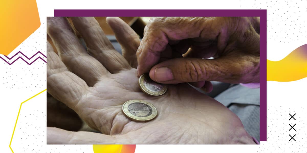 Zwei Hände von älteren Personen. Zwei 1 Euro-Stücke liegen in den offenen Hand.